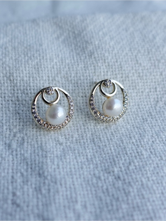 Jewelry - NEW! Elegant Pearl & Crystal Circle Stud Earrings - White Pearls